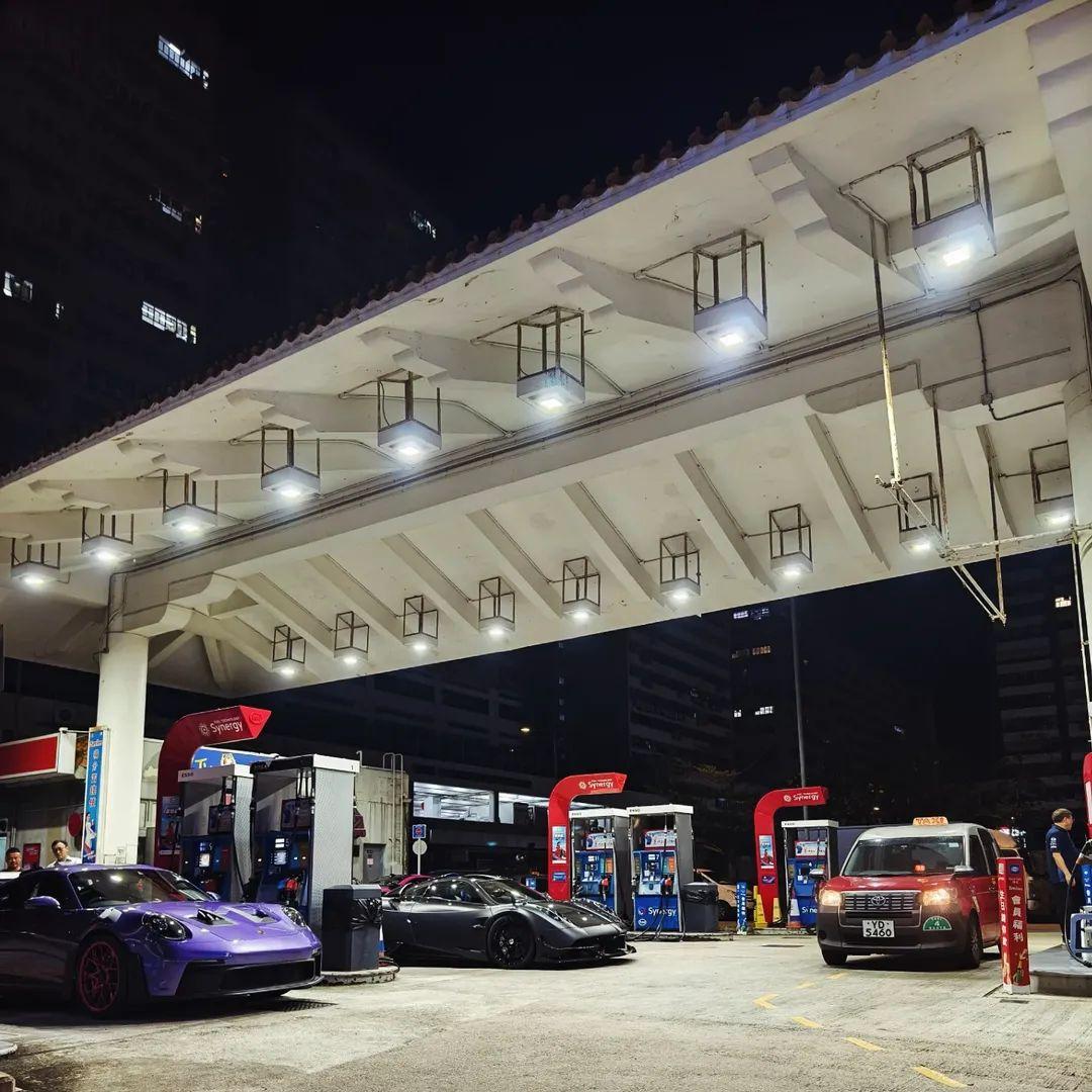 午夜柴湾惊现唯一一台升级暴风套件Pagani Huayra BC