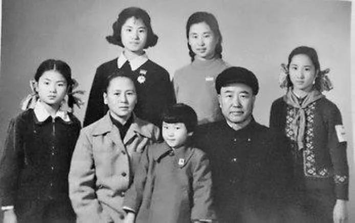 1949年1月15日，天津失陷的消息一下子把傅作义击倒在沙发上，半天没有回过神来