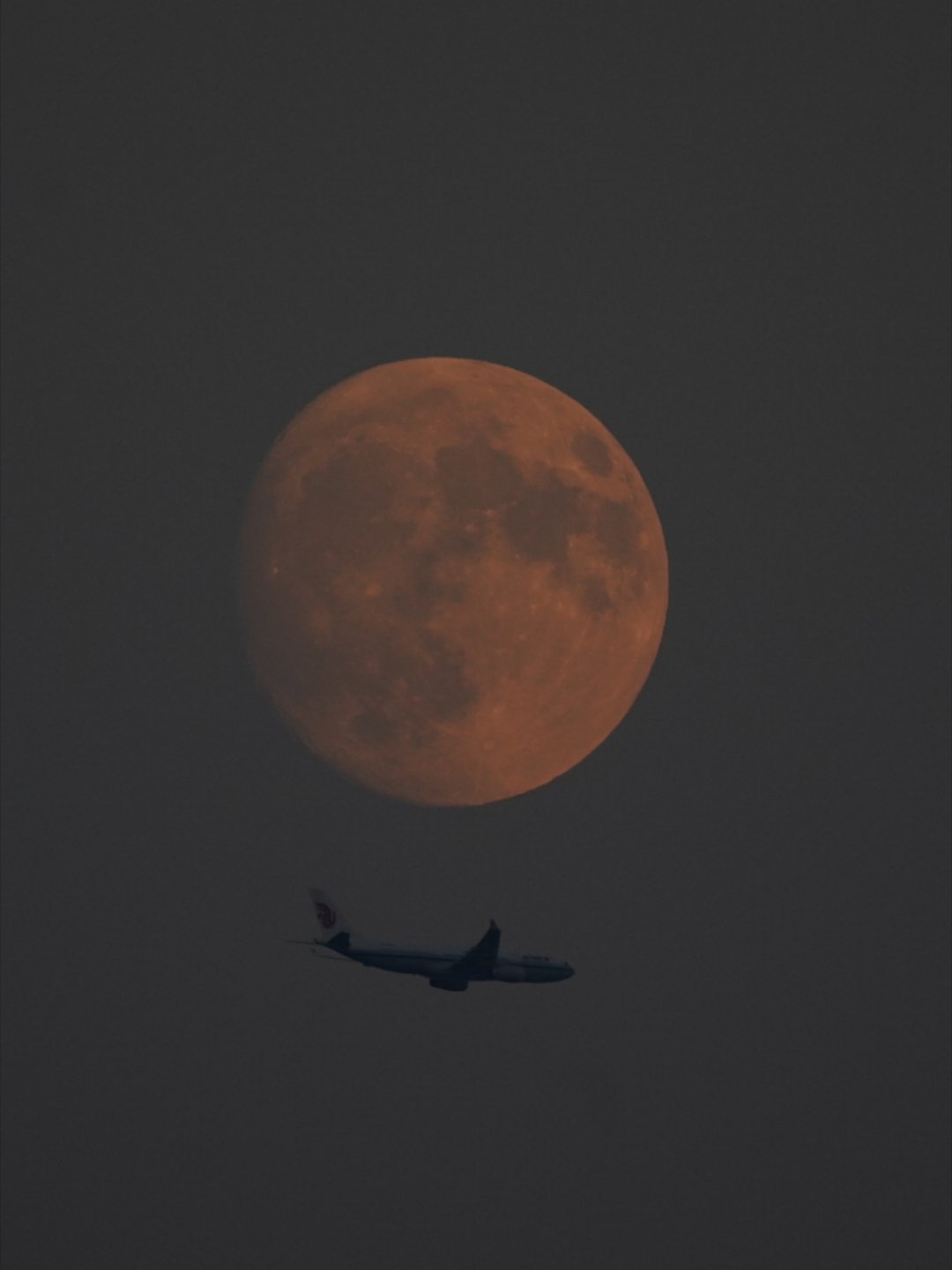 有，就是低空不太透彻#你那里中秋看得到月亮吗##中秋节# ​​​