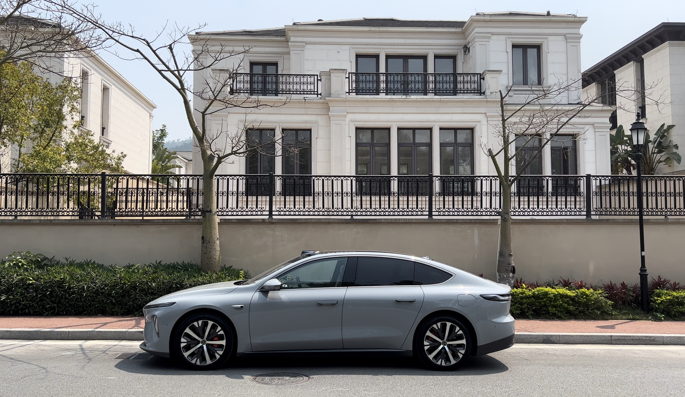 蔚来 ET7 和 ET5 是真的颜值控无法拒绝的。现在看回之前拍的图，哪怕离上市