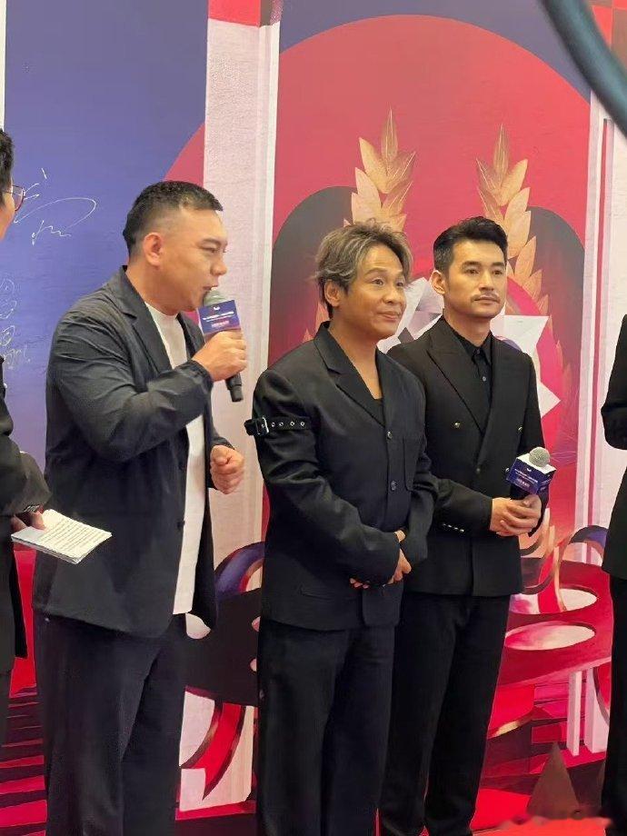 宋小宝喜剧节造型令人眼前一亮，神似王嘉尔，爱豆气质满满。不知此番特别装扮，是否意
