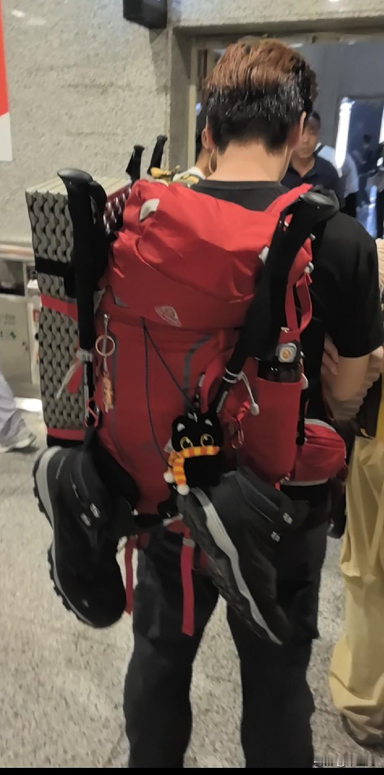 旅游的人太多了，到处人山人海。
不是说经济形势不好吗？
怎么有钱人这么多？
就我