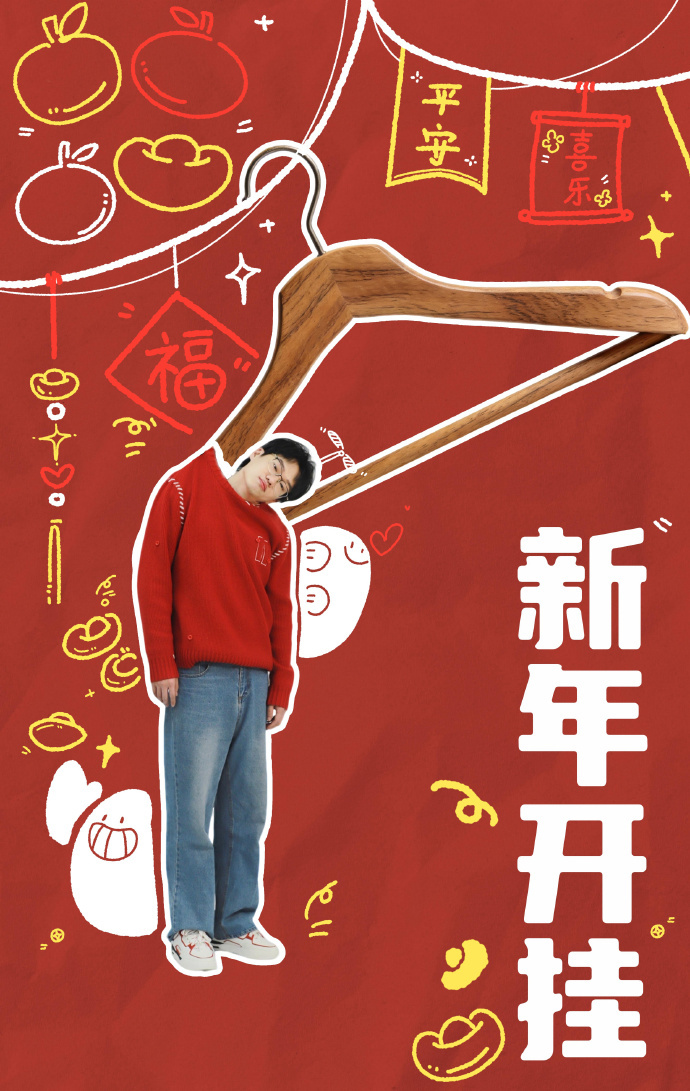 李飞首登春晚演小品节目是第44个出场的小品《包你满意》，搭档沙溢、张泰维、高海宝