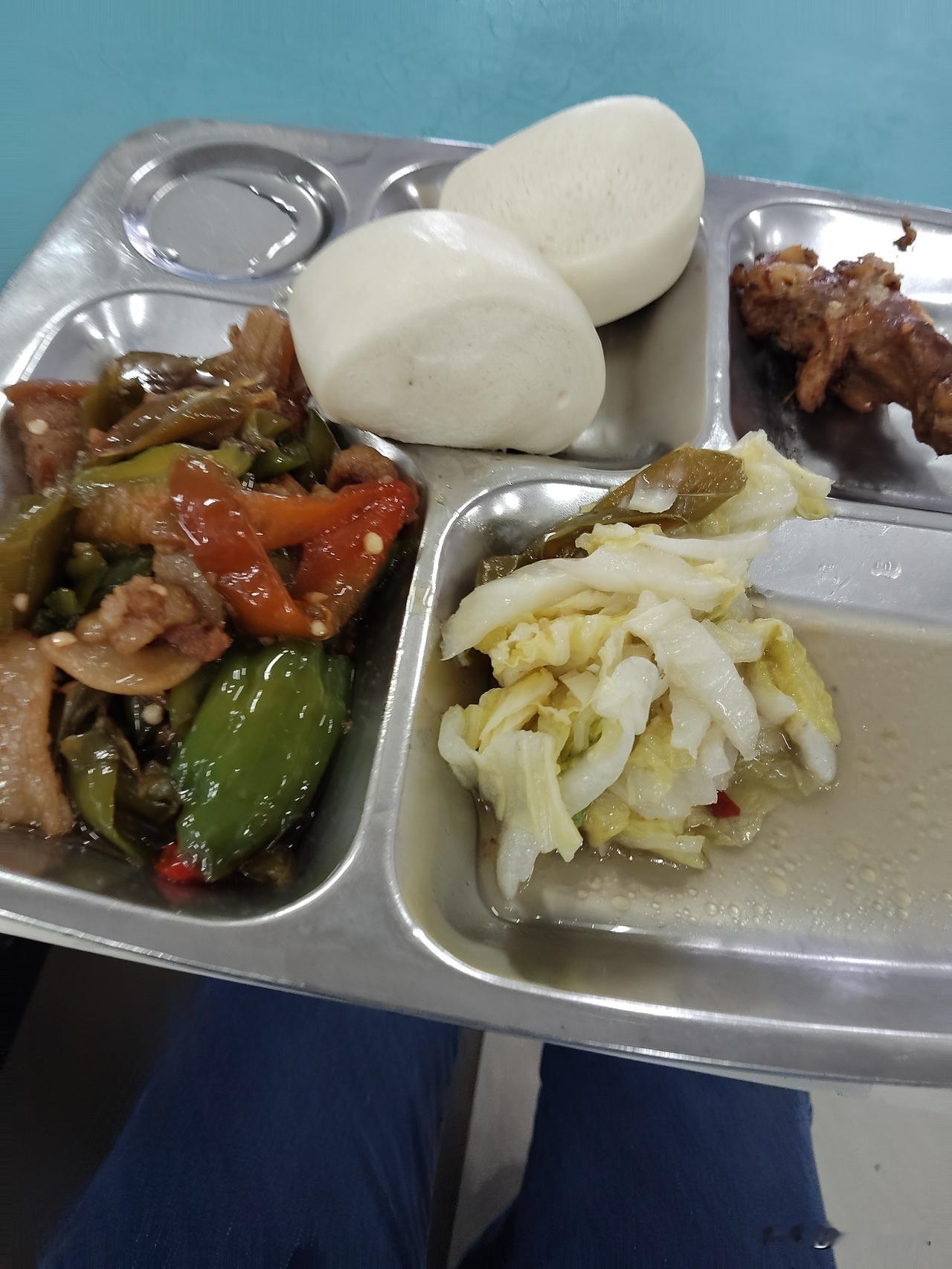 公司里这伙食，喂狗，狗都不一定吃呢？喂你们 你们说句实话 吃不吃呢？
