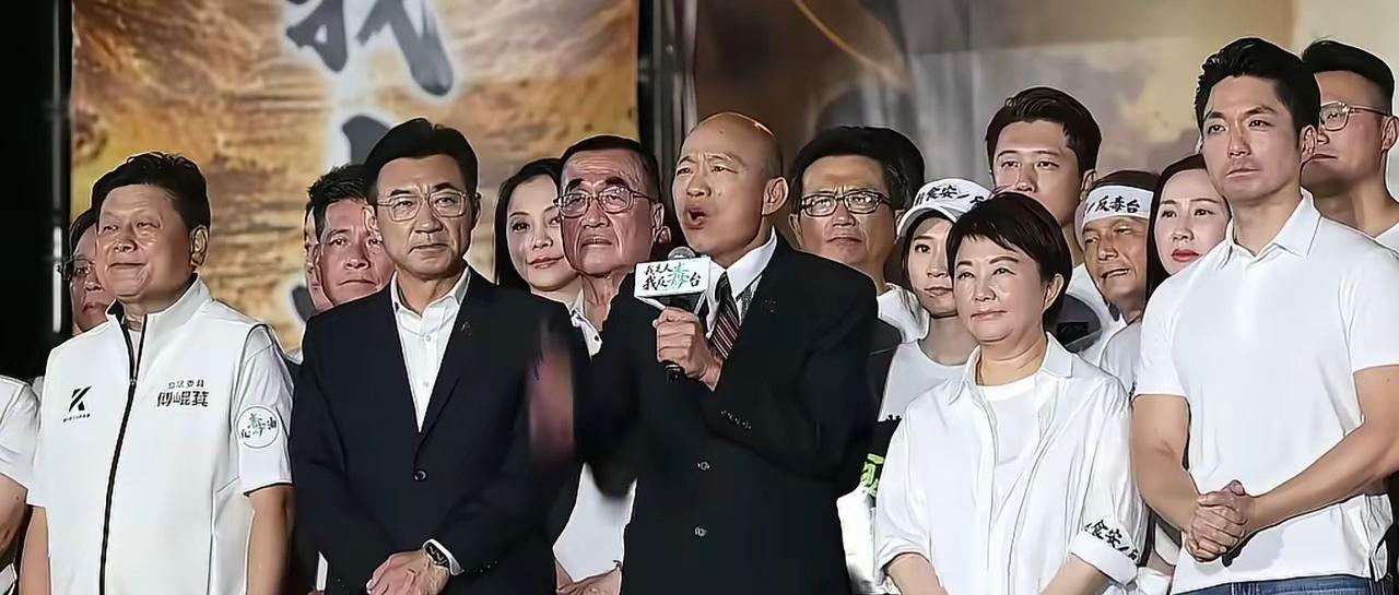 韩国瑜演讲的时候，台上站满了人，人多到都快站不下去了。

7月25日晚上，台北凯