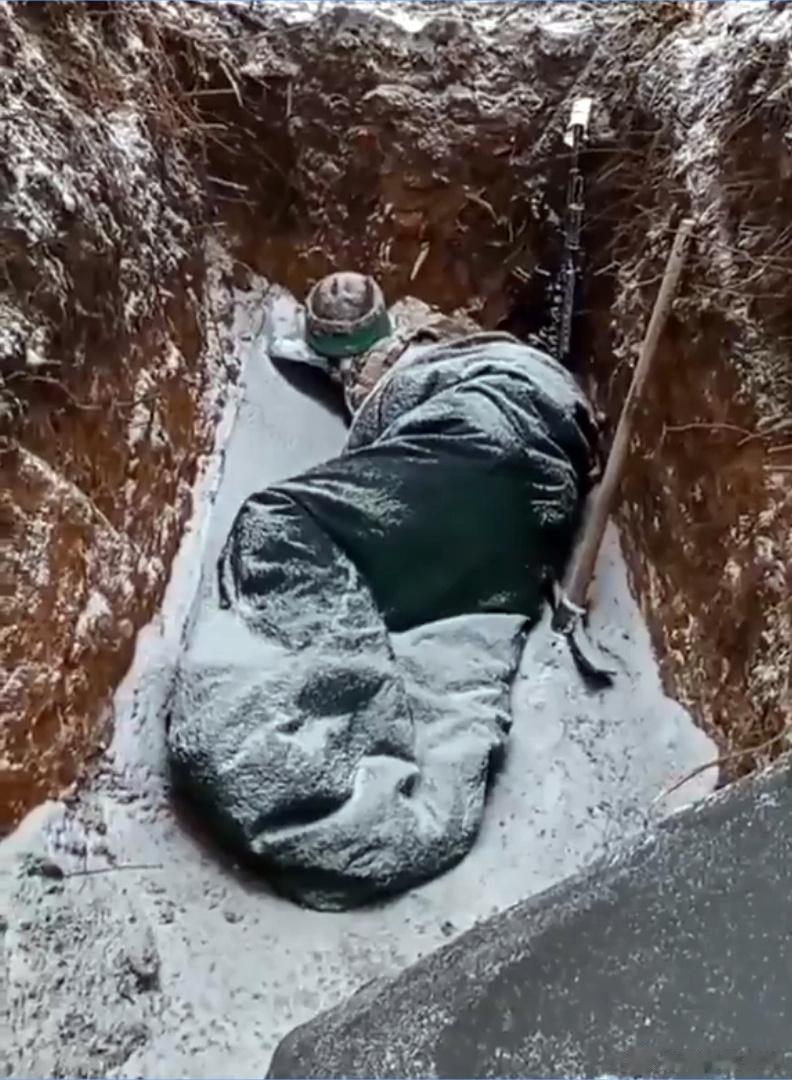 这是乌东前线战壕里的乌克兰士兵，在雪地里睡了一晚上，要不是战争爆发入侵者到来，军