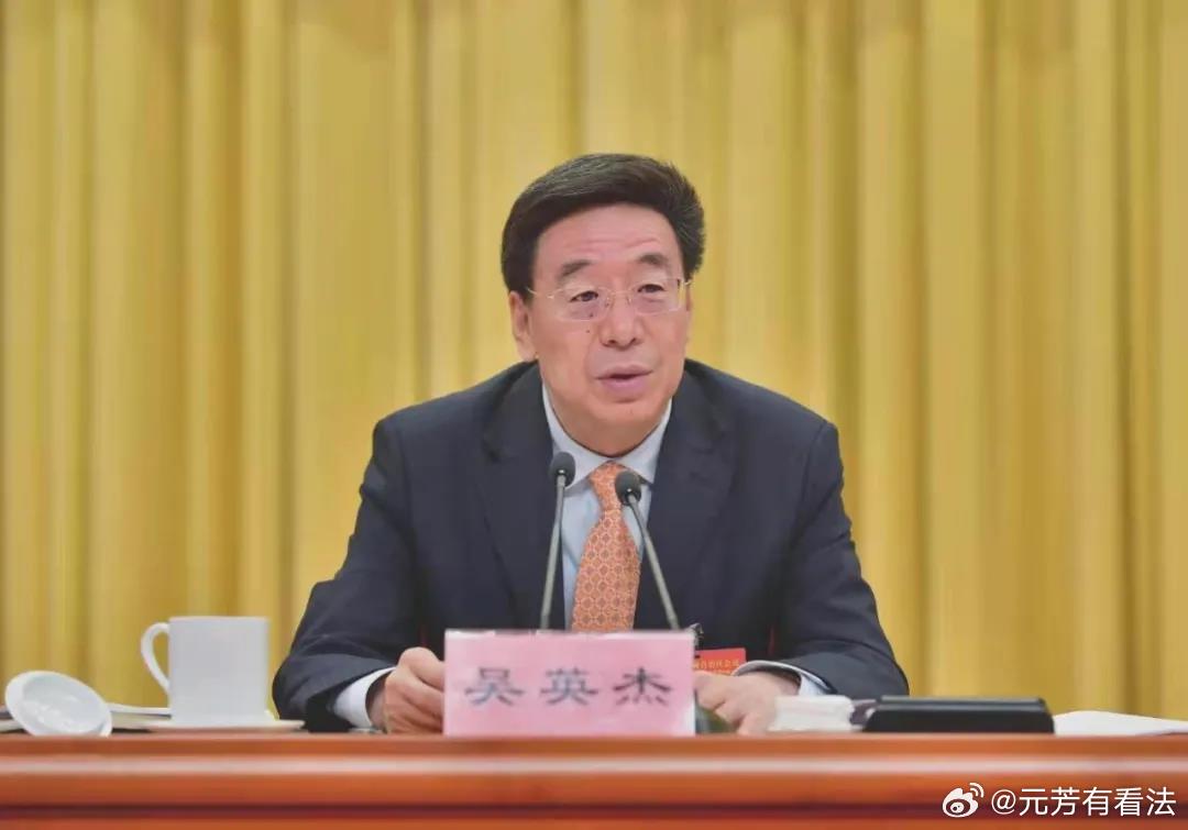 纵观吴英杰的仕途生涯，他的经历比较特殊，有很多与众不同的地方。吴英杰两岁时随父入