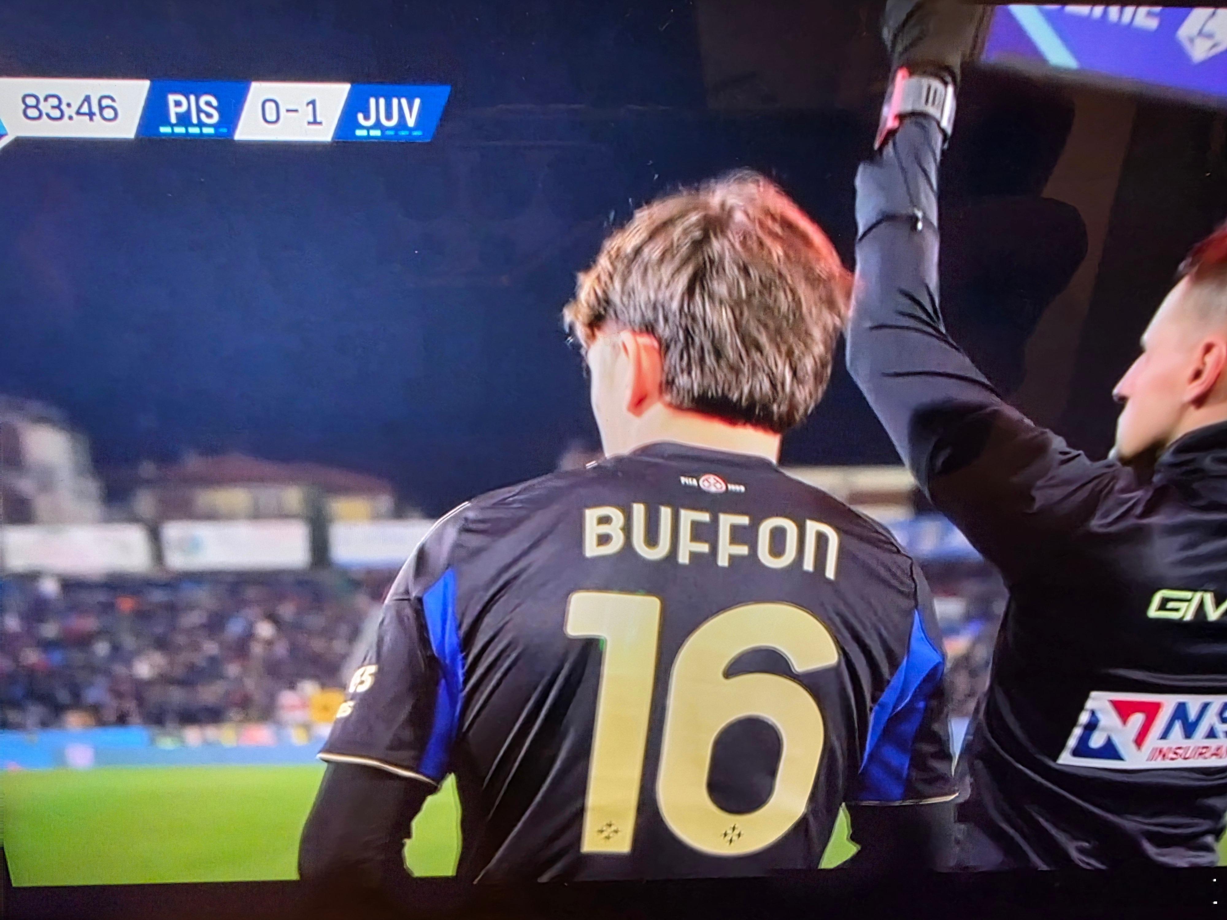 比萨vs尤文图斯 小布冯第一次对阵尤文图斯，看台上妈妈现场支持 