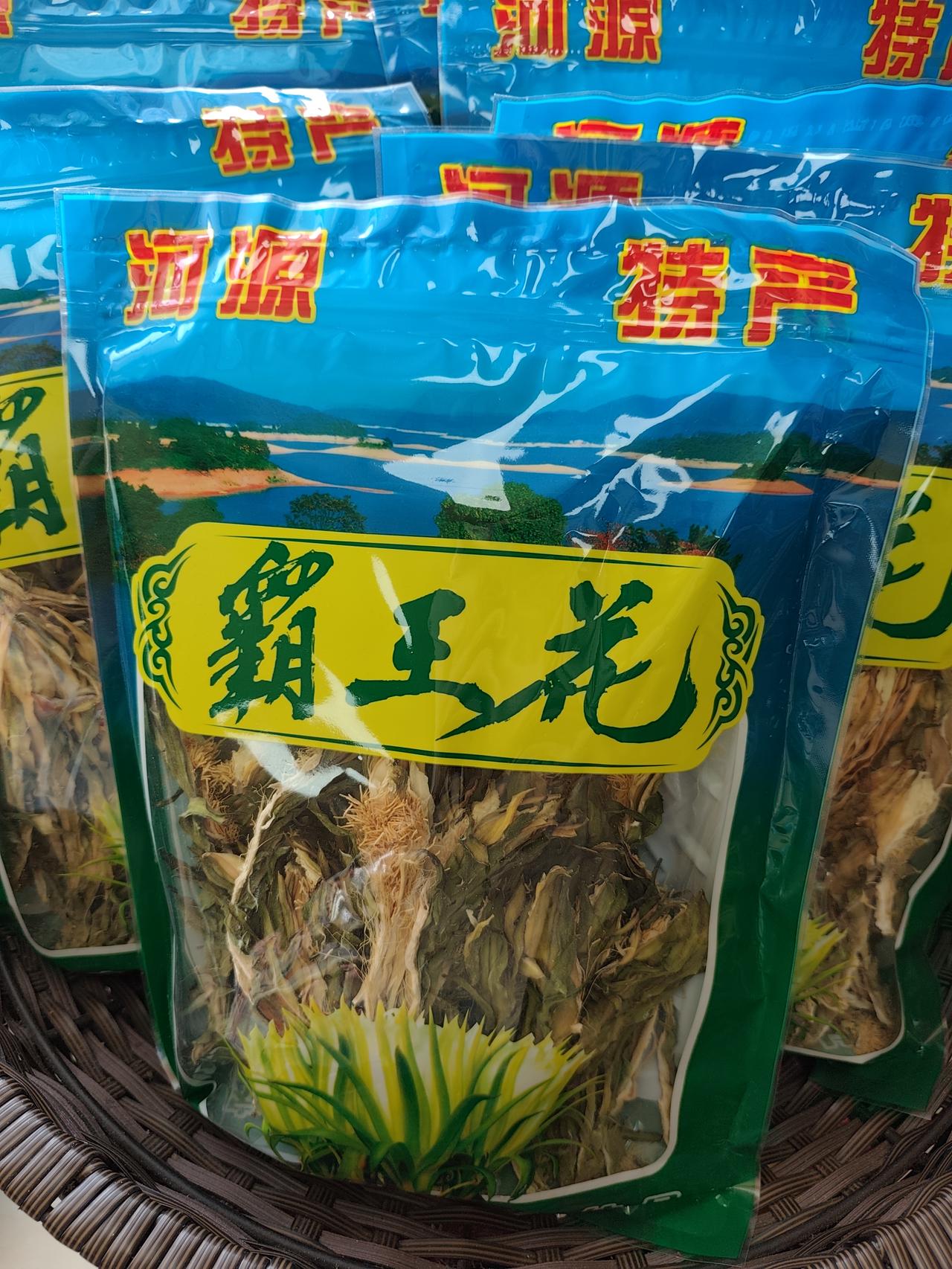 今天中午吃饭后算账，两天四个人住两间房，其中两个人住158元一晚的，两个人住20