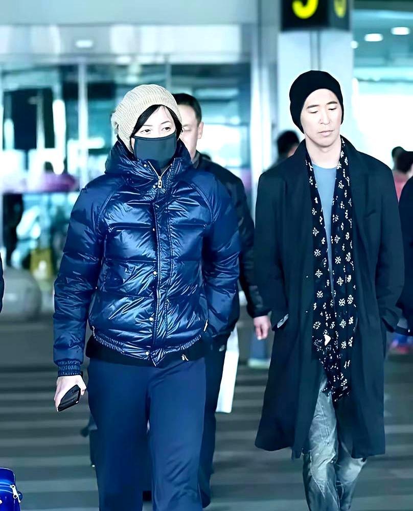 都以为徐静蕾混不下去要回国，可人家在美国的庄园，连高尔夫球场都是自己的。
 
她