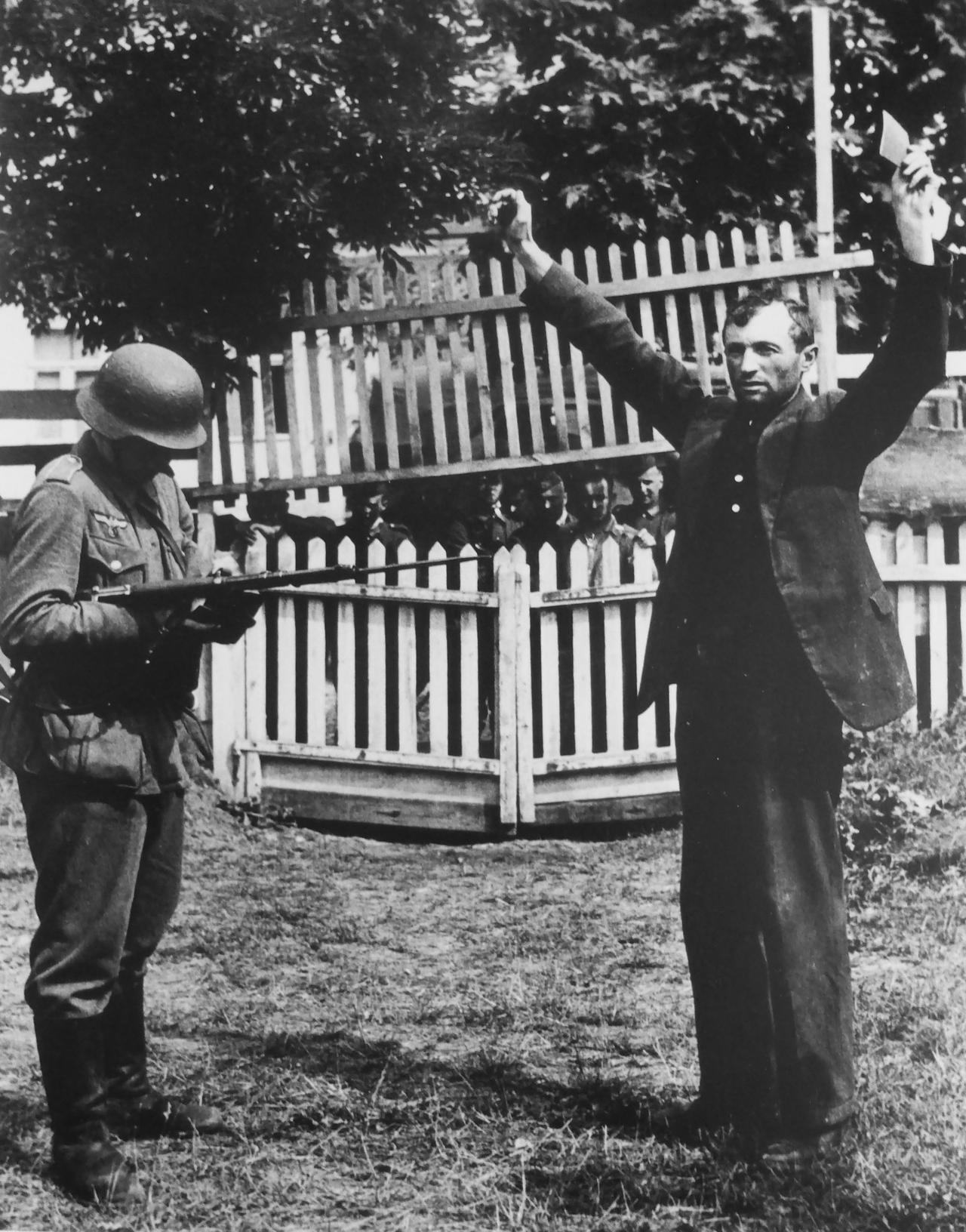 [呲牙] 配音：你滴，《良民证》滴干活——1941 年，东线，巴拉诺维奇城内，一