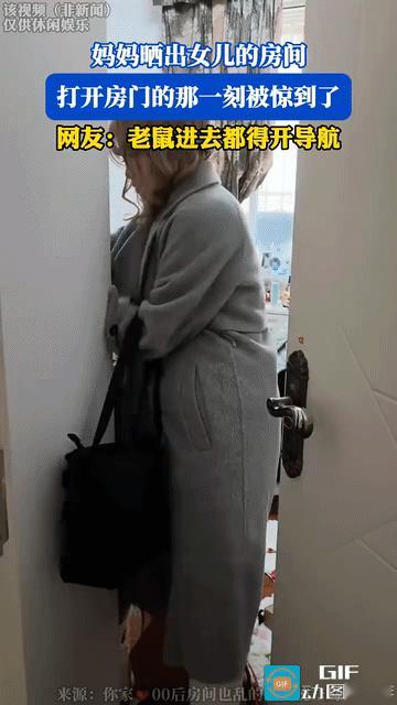 网友震惊了:一位妈妈晒出自己女儿的房间，小小的房间里放眼过去全是东西，连个落脚的