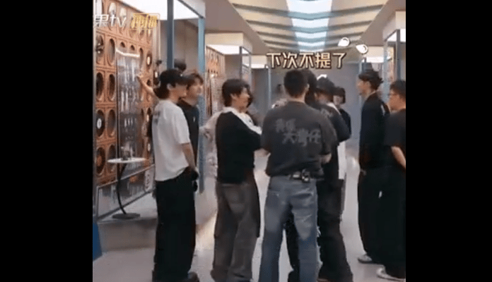 胡夏蛐蛐苏醒被抓包 胡夏这波“明知故问”直接触发苏醒的“抓包”技能，苏醒反手就是