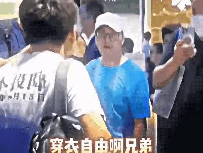 某商场里，一位年轻男子本想体现爱国，穿了一件印有（日本投降 1945 年 8 月