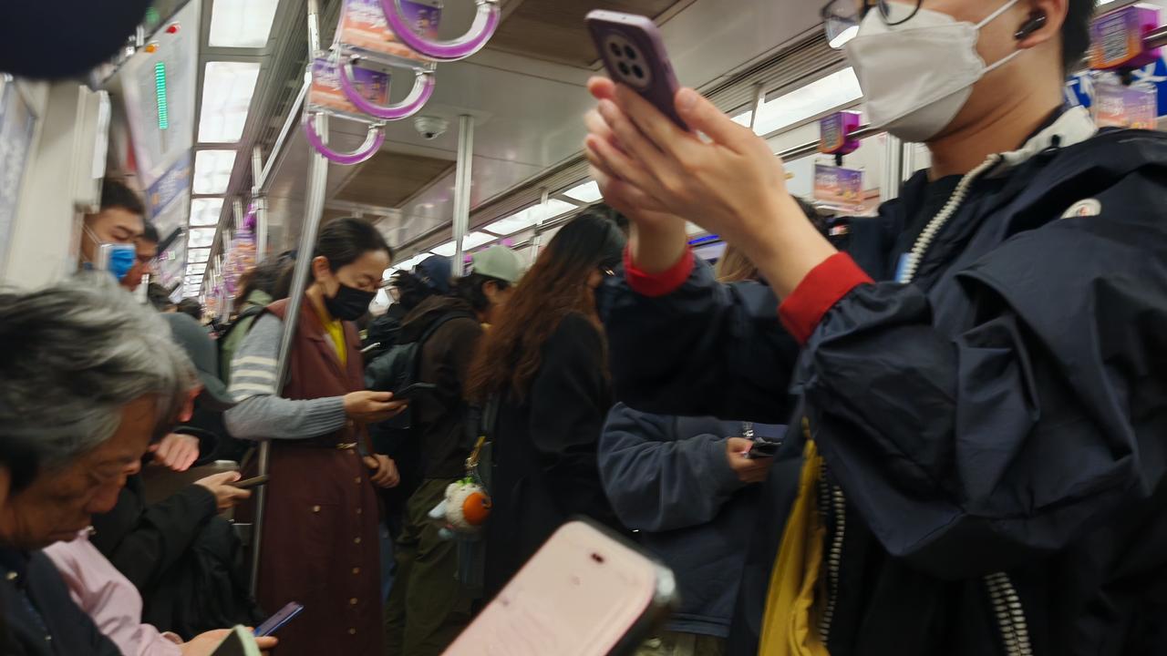 北京地铁6号线，什么时间人都这么多。现在上午10：30，早过了早高峰人仍然密密麻