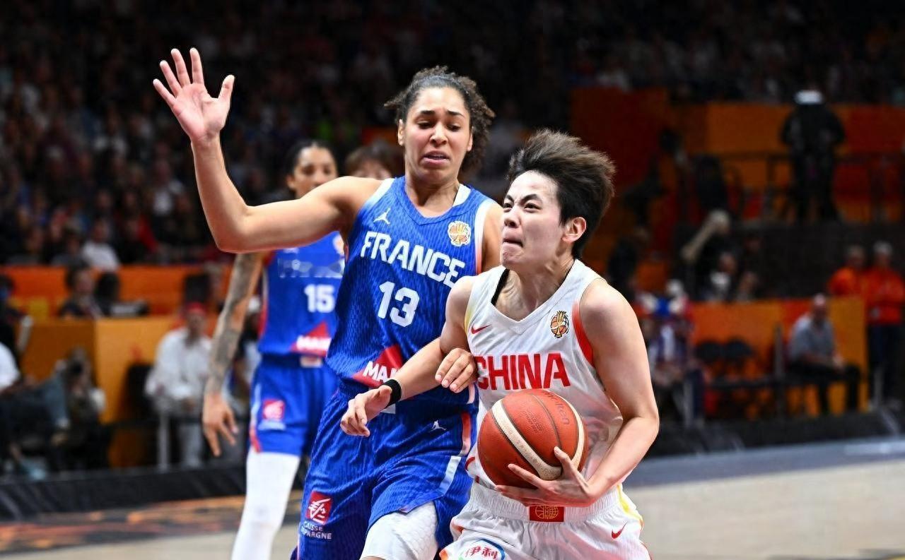 2026年女篮世界杯，我们对法国，输了29分。四年前同一场比赛，我们赢了，进了四
