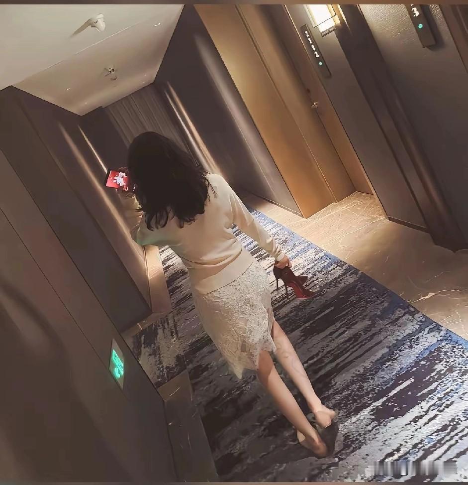 手握风情，脚踩安稳，无限洒脱