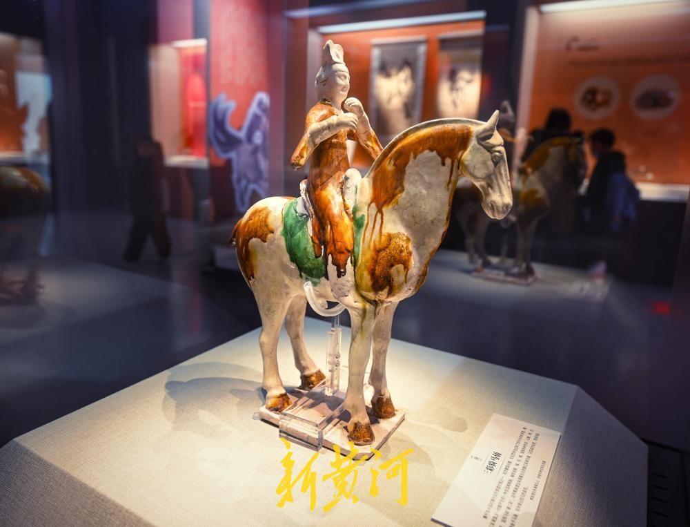 春节期间，参观博物馆已成为一种流行的文化过年方式。2月19日，济南市博物馆内人流