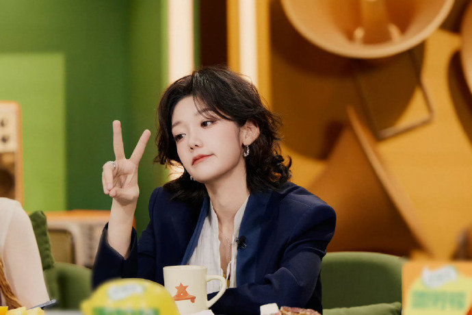 希林娜依高伯克利七年没毕业被希林娜依高笑到！上四年春晚怕毕业，妈妈神补刀：伯克利