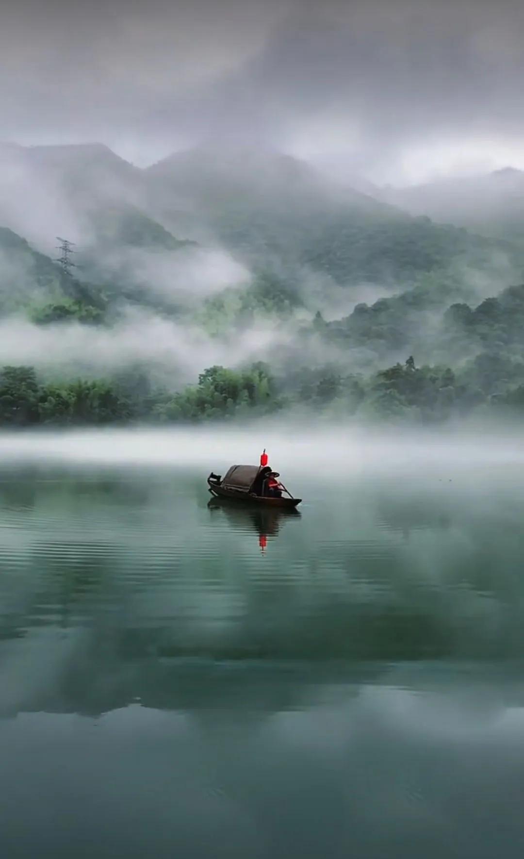 湖南郴州小东江，我去过两次，那里的晨雾说它是仙境，一点儿也不为过。