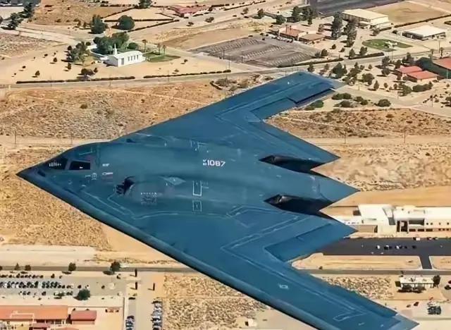 中国能击落B-2吗？

B-2确实难缠。黑漆涂身，吸波材料一裹，雷达上看只有小鸟