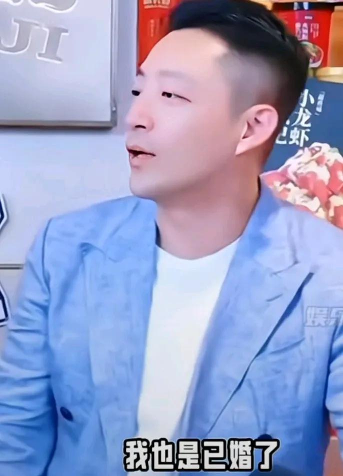 汪小菲和马小梅终于领证了。他在直播间宣布，他已婚了。而且乐的有点合不拢嘴了。
应