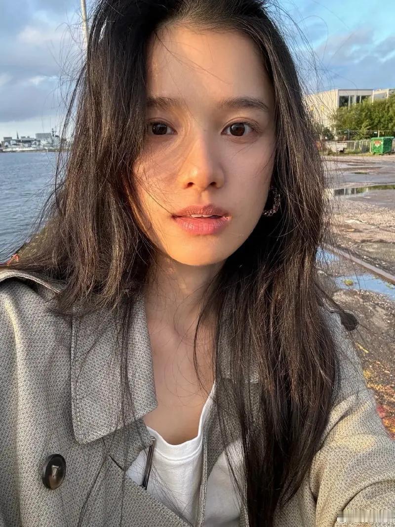 大花们身退，旗下的小花们展现实力。
这一波，周迅和徐静蕾完胜。
周迅接班人张婧仪