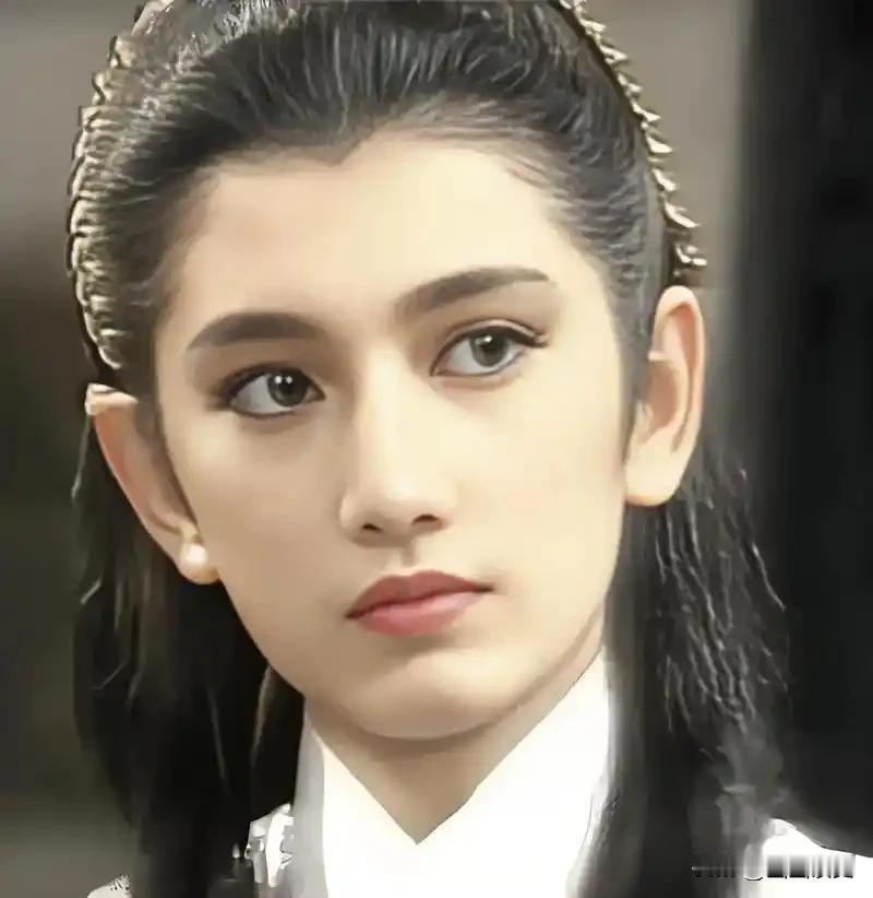 1975年，12岁的刘玉璞正在洗澡，醉醺醺地父亲发疯般地踹开门，冲进浴室里，死死