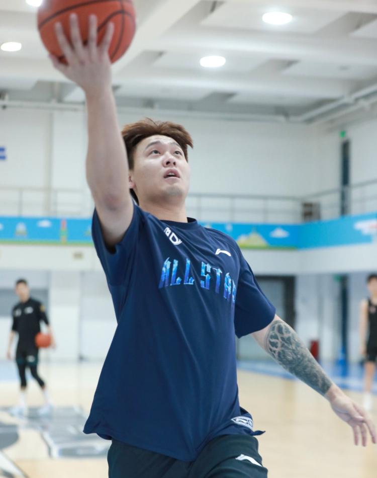 别看北京男篮锁了前四，告诉你个内幕，许利民的帅位和几千万的赞助，已经全押在了季后