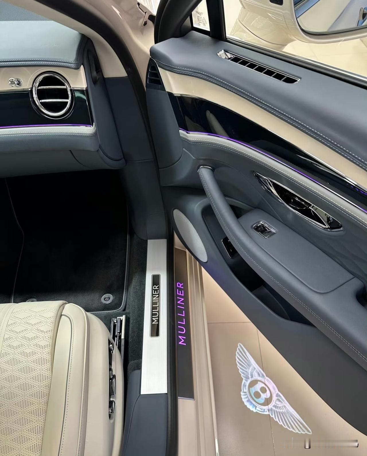 每次坐进它的座舱，还是会被那股英伦范戳中。

三转屏带着点克制的科技感，双拼木饰