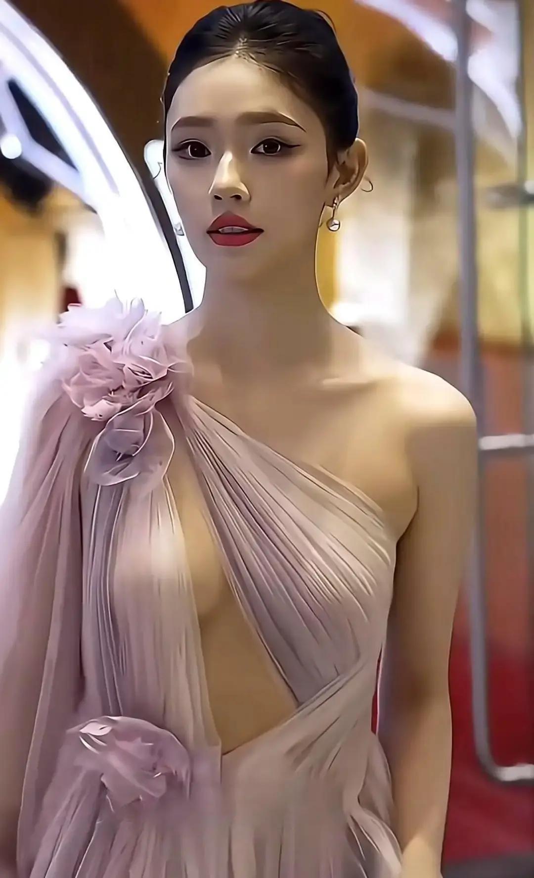 穿错西装，全网骂了3天
 
林允在巴黎时装周穿了一套黑色西装，领口开到锁骨，后背