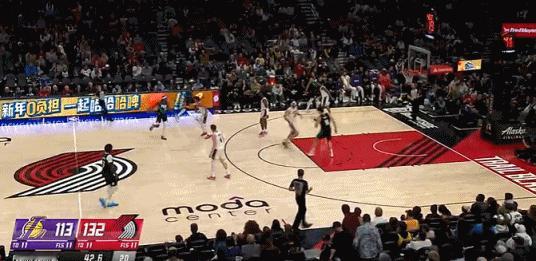 背打翻身出手~！！给了走步违例~！！ 