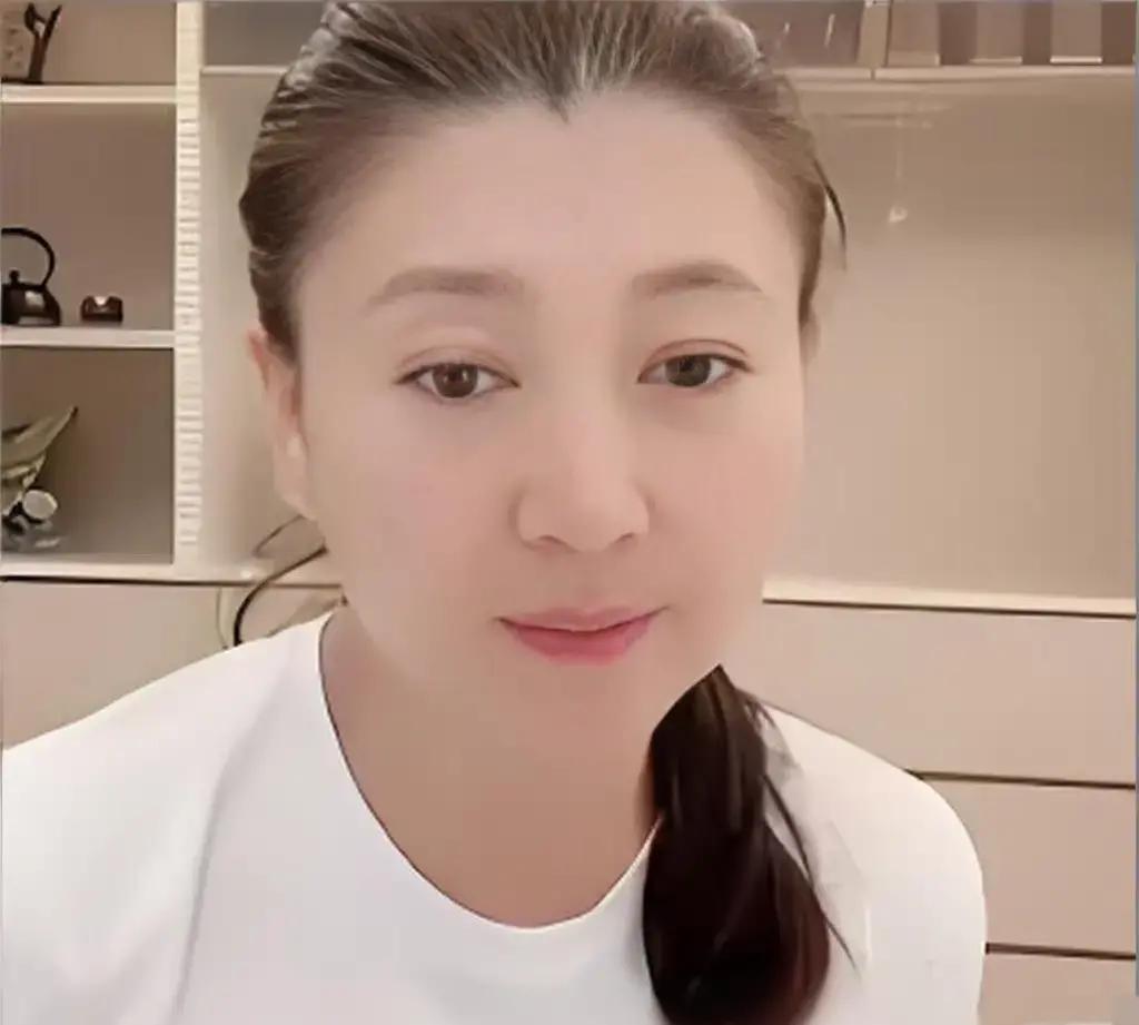 100万不够活一年？
 
刷到闫学晶说在北京一年得花100万，我愣了。她没说假话