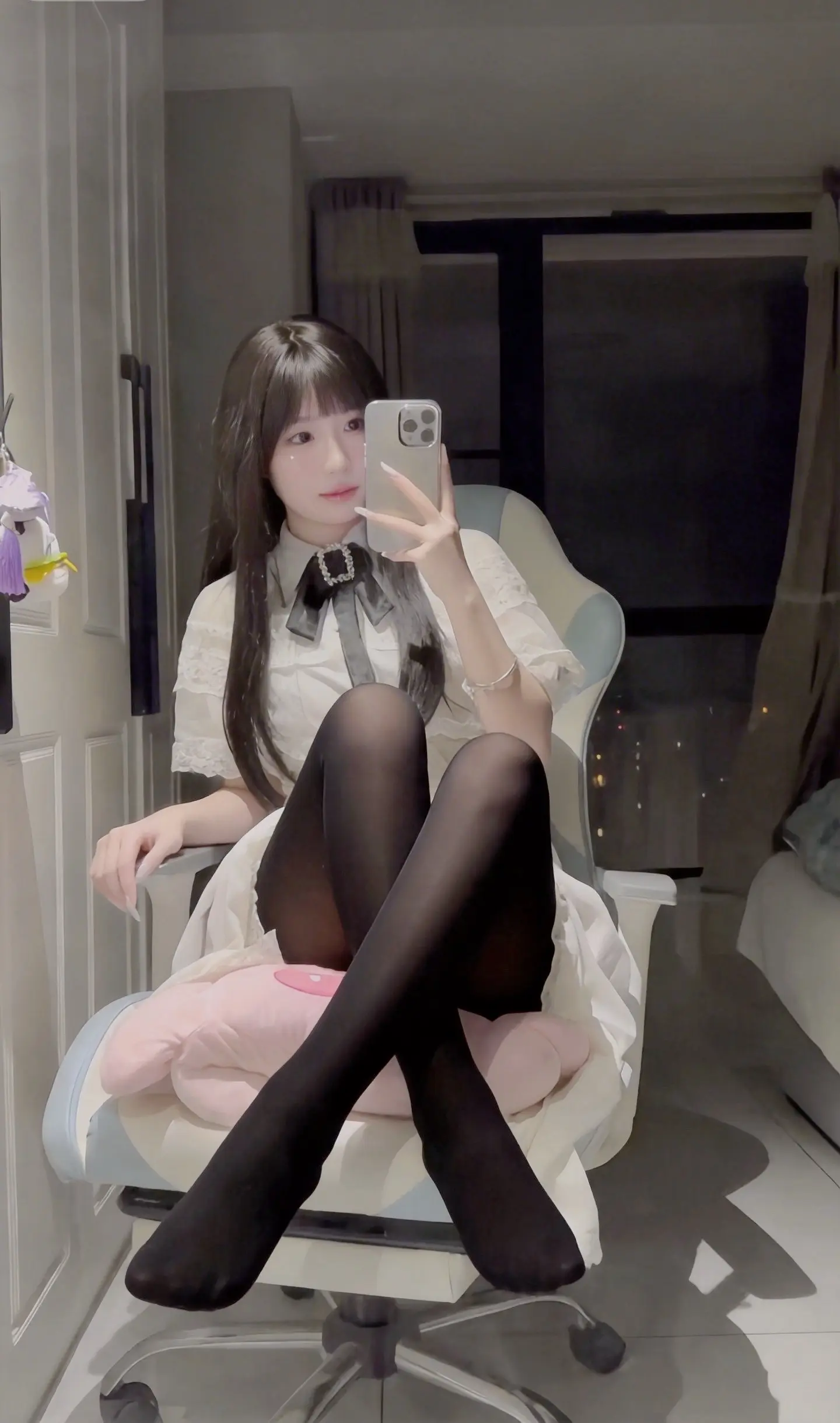 1晚风刚好，灯光柔和，把今日份的温柔自拍存进相册📷 谁说可爱和酷飒不能兼得？