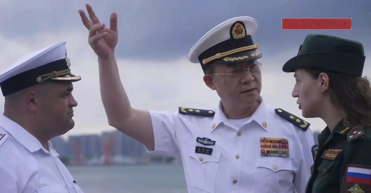 这位戴眼镜的很儒雅的中国海军中将，是中国人民解放军南部战区海军政委兼南海舰队政委