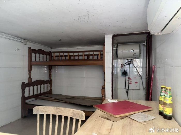 【#梅姨曾住地现状#：大门紧闭，窗户被铁丝网遮住】#梅姨曾住地引不少人打卡直播#