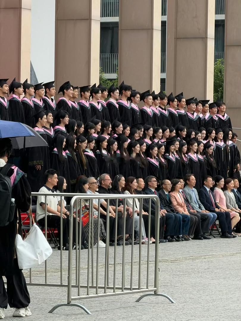 马嘉祺宋亚轩没拍毕业合照今天中戏毕业典礼，粉丝早就盼着这对同班兄弟拍毕业大合照，