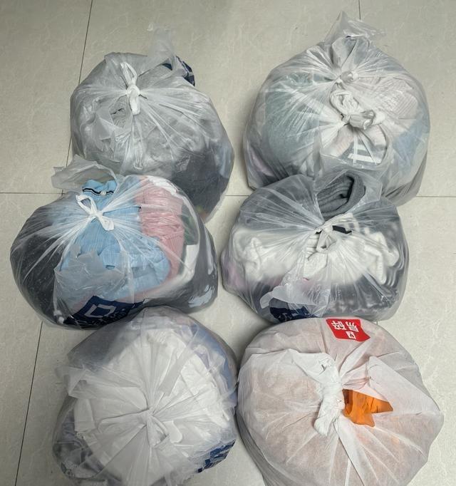 昨天断舍离了6大包旧衣服，支付宝到账17块3毛6，虽然钱不多，但心里挺爽。

以