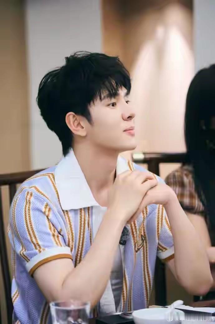 - 4月8日，李佳琦哽咽的说，我今年可可能会在直播间，缺席两个季度的直播。但是，