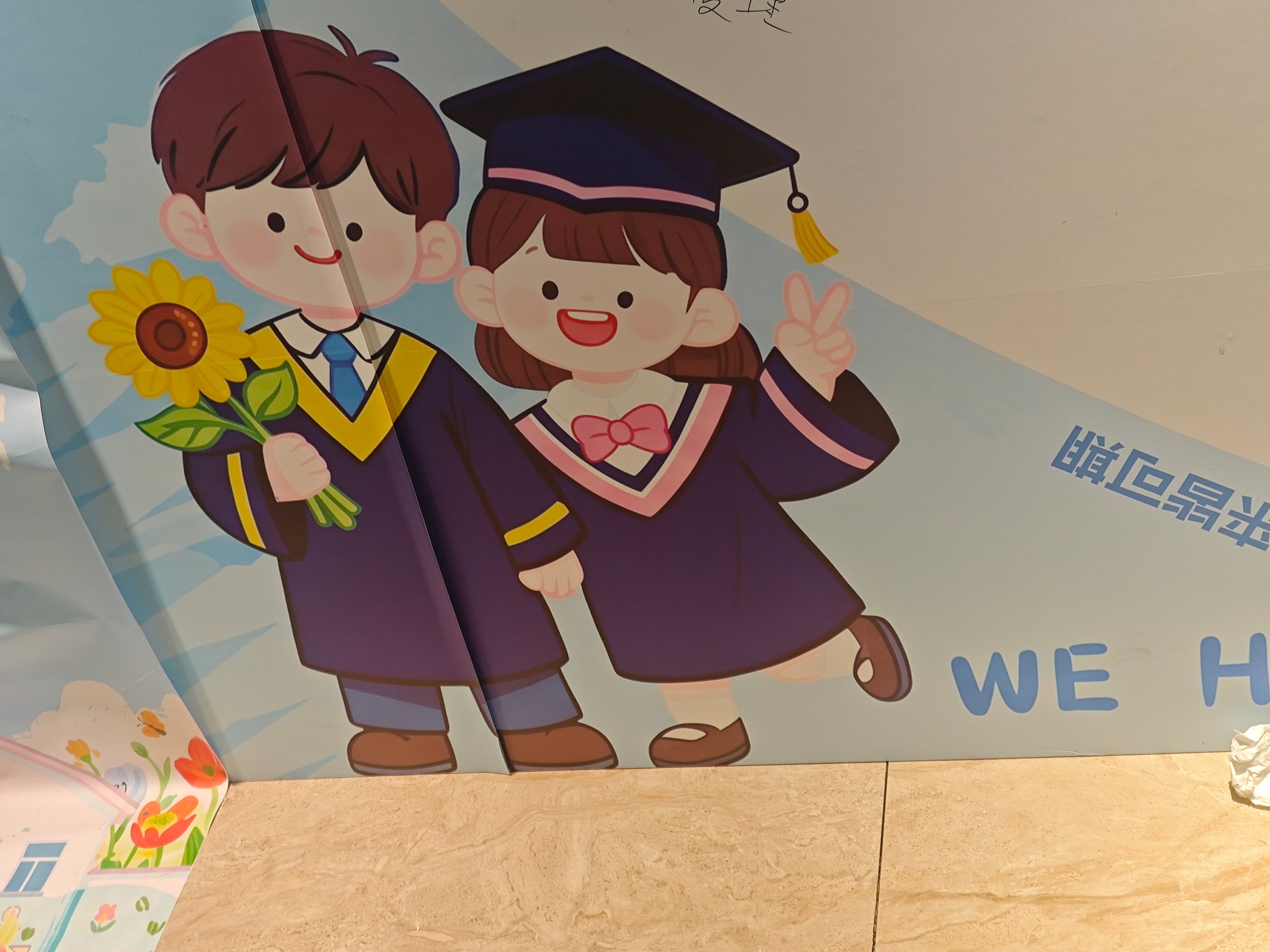 幼儿园小朋友毕业的图片，男孩是黄领，女孩是粉领，这刻板印象有点深了