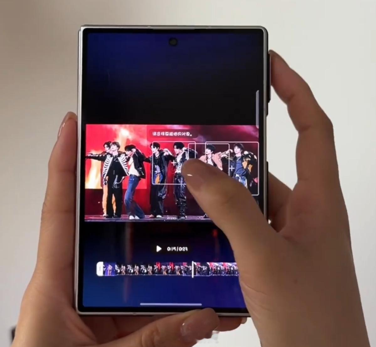 继防窥之后[吃瓜] 三星整出了新的花活Galaxy AI专属直拍。利用AI算法，