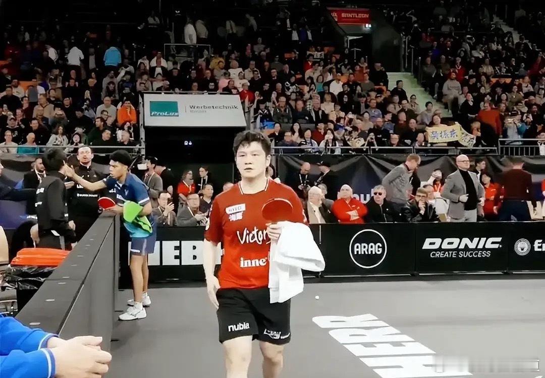 再也不相信德国人的严谨了！德国杯决赛，拖了一个多小时了，还没开打！要不是东哥率领