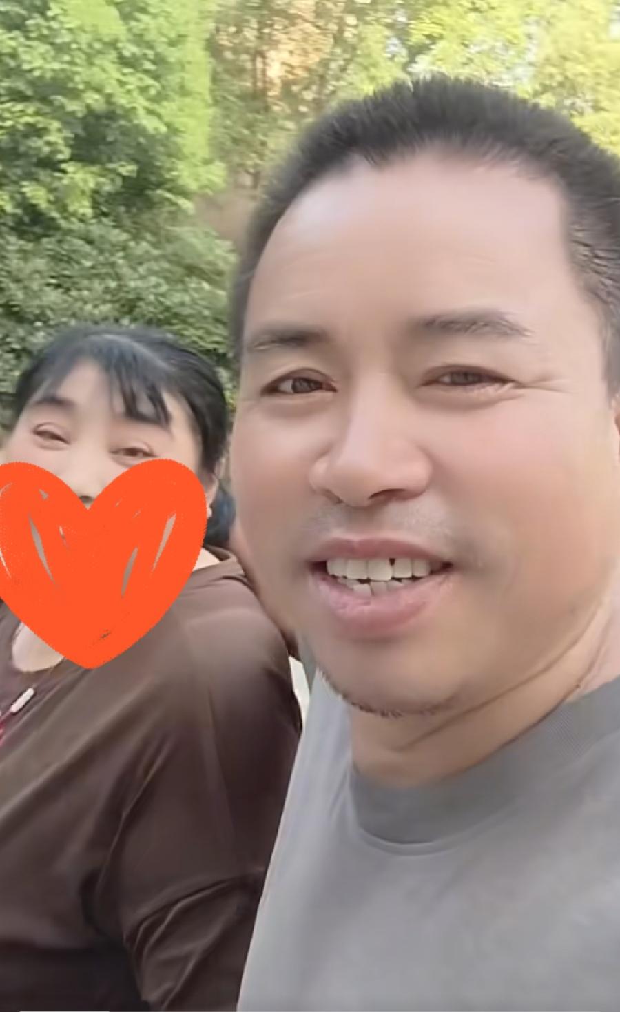 西平县夏付钢，搂着老婆拍视频，老婆也胖乎乎的，憨厚可爱，二人就是很大众很普通的农