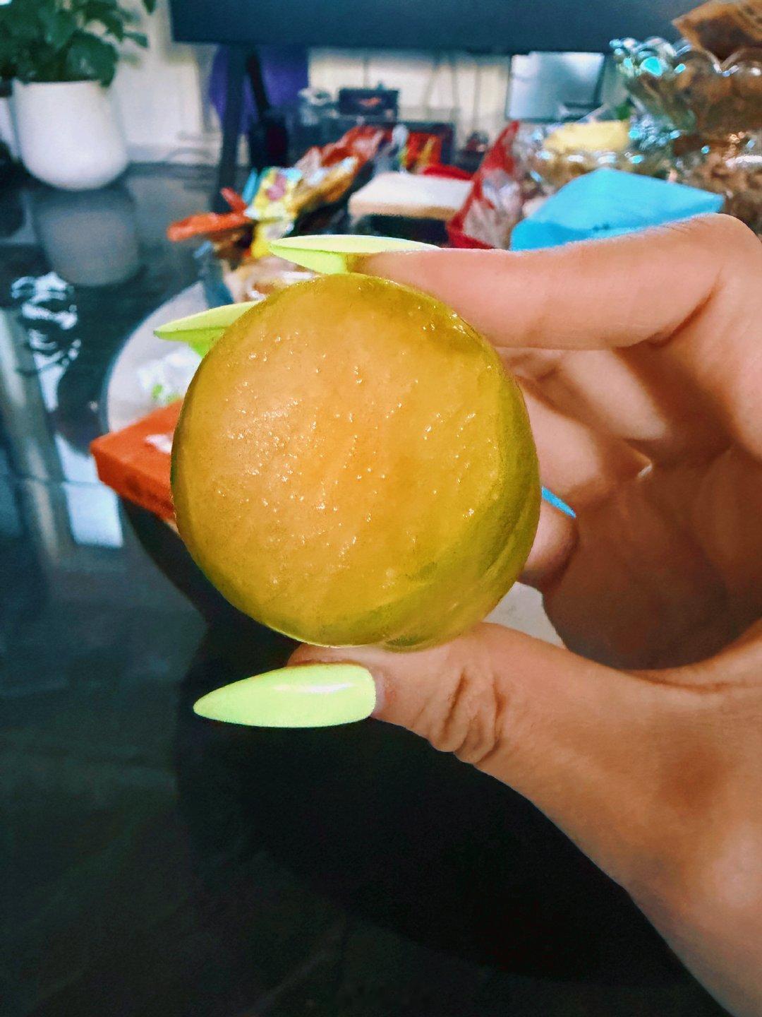 李子到了好几天 一直放在冰箱里保鲜三亚出差回来 赶快吃起来了是我喜欢的口感 酸酸