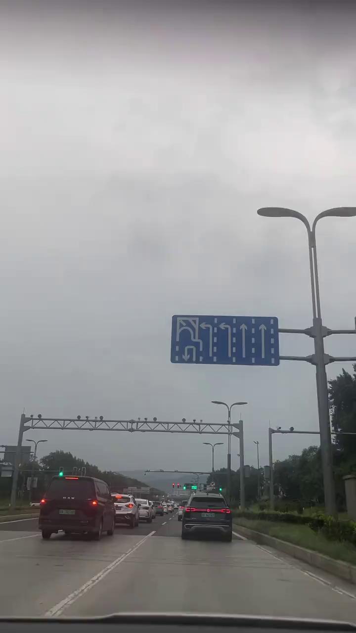 很多燃油车的车主的思想还在农耕时代，现在的油价都涨到天上去了，他还抱着油车不放。