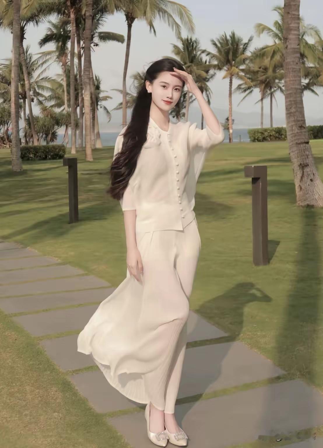 碧海潮生处，美人倚树行。