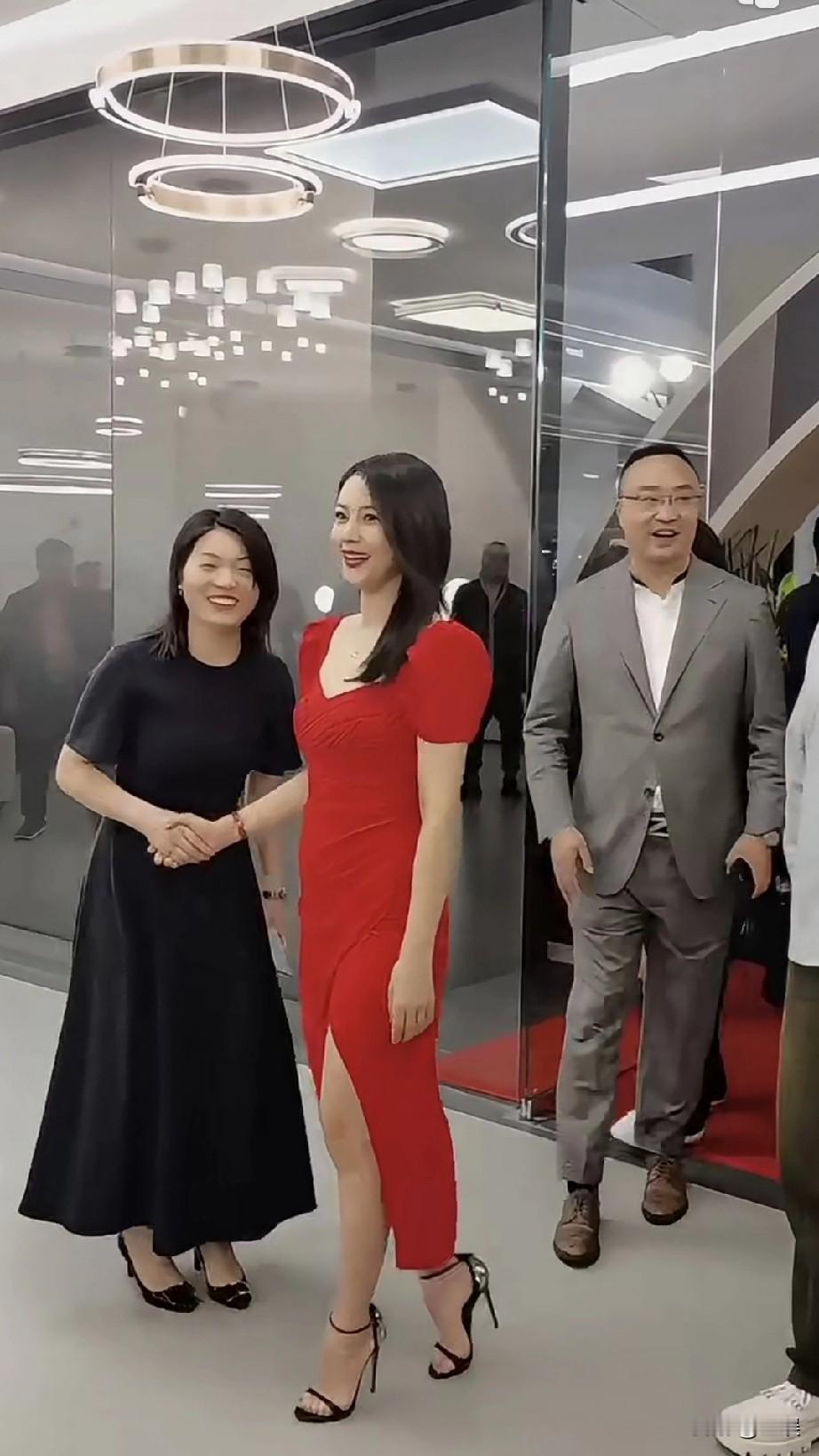 活动现场，高圆圆一袭红裙，优雅伸手互动