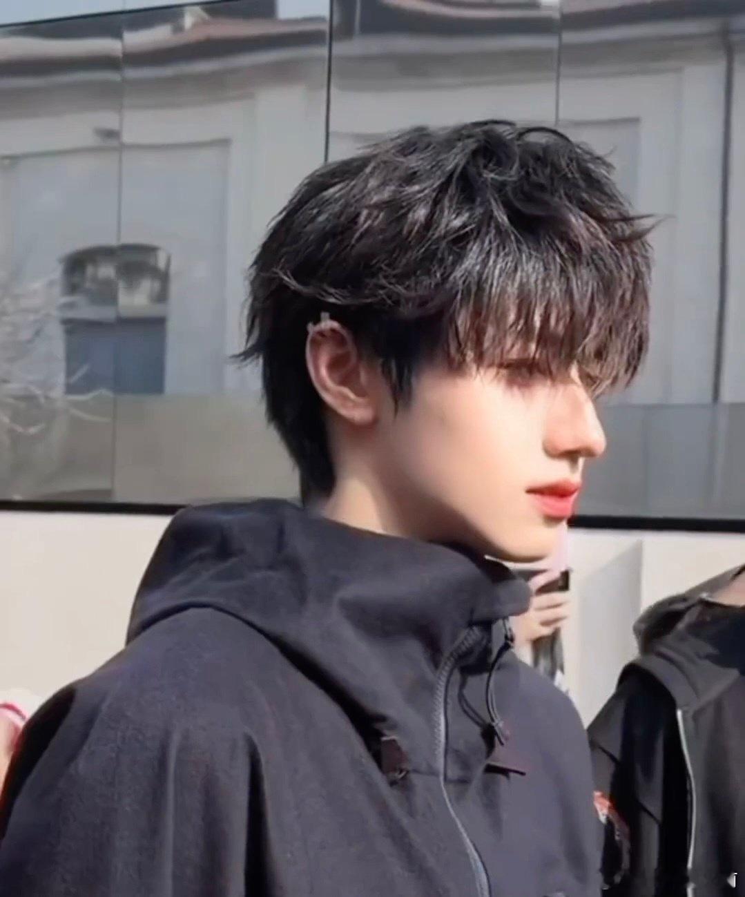 好喜欢这个鼻子 是我那天说他们团最帅的那个弟弟 