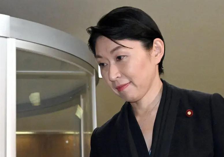 日本共同社12月2日报道，今天日本政坛“铁娘子”小渊优子去拜会了中国驻日本大使吴