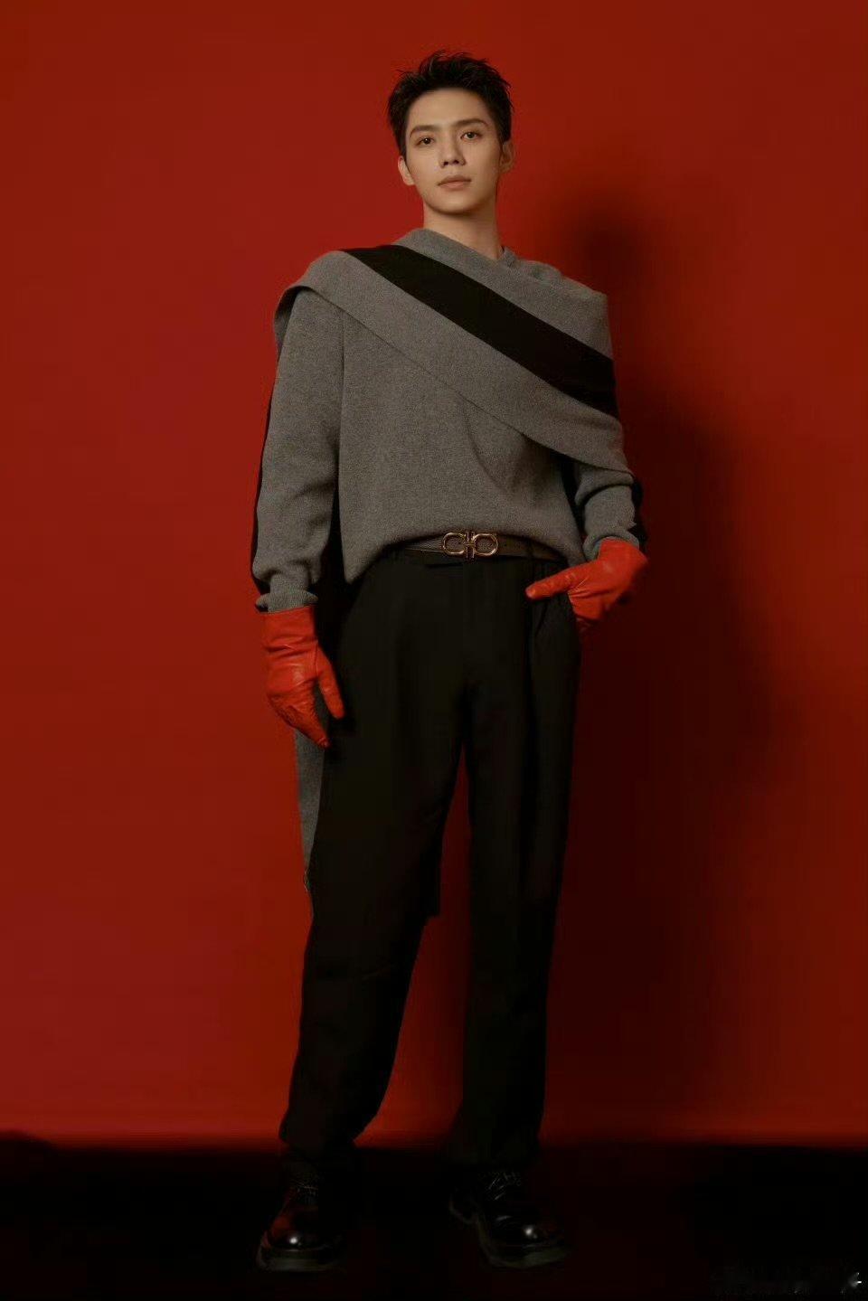 罗一舟唱跳舞台梦回青你 少年依旧耀眼！2025搜狐时尚盛典罗一舟唱跳登场，舞台状